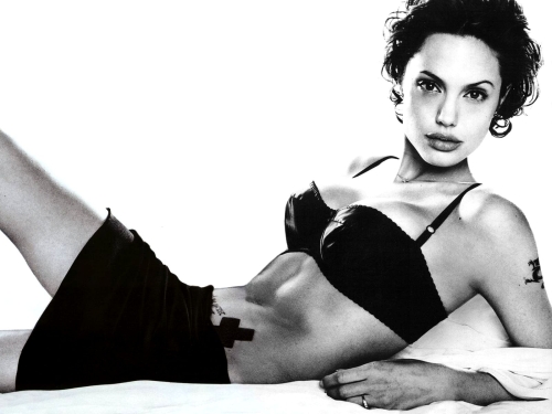 angelina-jolie-wallpaper-desktopgoodies-022